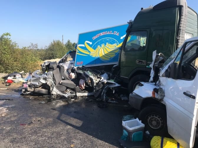 Біля Львова сталася масштабна аварія. Рух транспорту обмежений