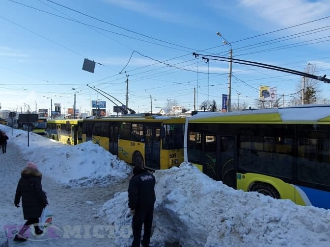 У Львові біля Привокзального ринку сталася ДТП. Не курсують тролейбуси