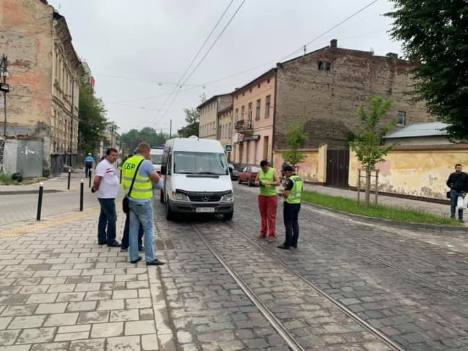 У Львові на Замарстинівській автомобіль на смерть збив жінку. Рух вулицею перекрили