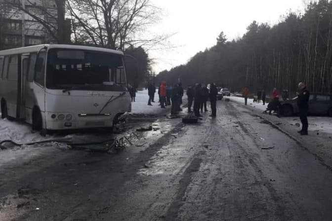 На Львівщині рейсовий автобус потрапив в аварію. Є потерпілі