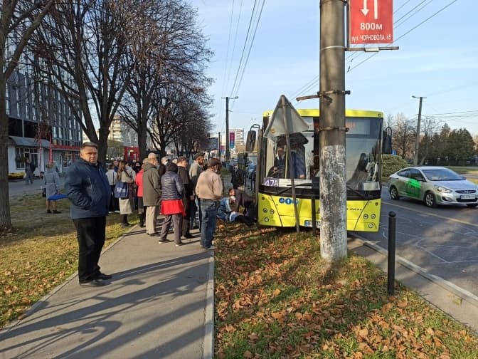 У Львові трапилася ДТП за участі автобуса. Водію стало погано за кермом