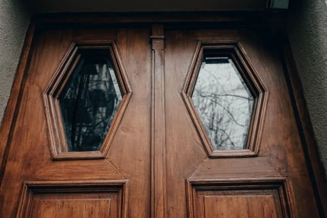 У Львові відновили двоє історичних дверей на вулиці Льва Толстого