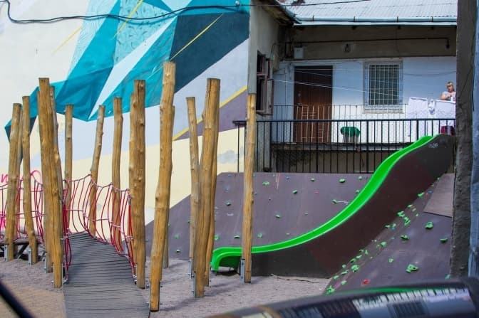 У центрі Львова облаштували нестандартний дитячий майданчик. Фото