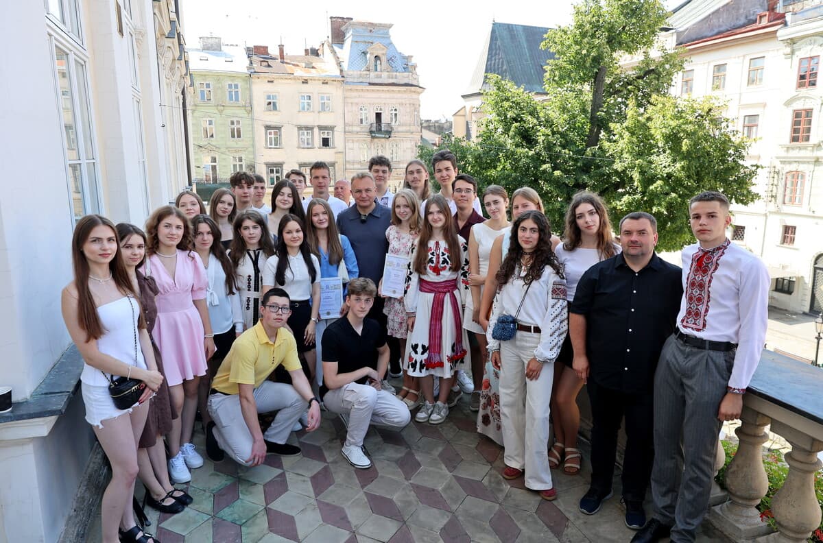 У Львові відзначили 32 випускників шкіл / фото: ЛМР