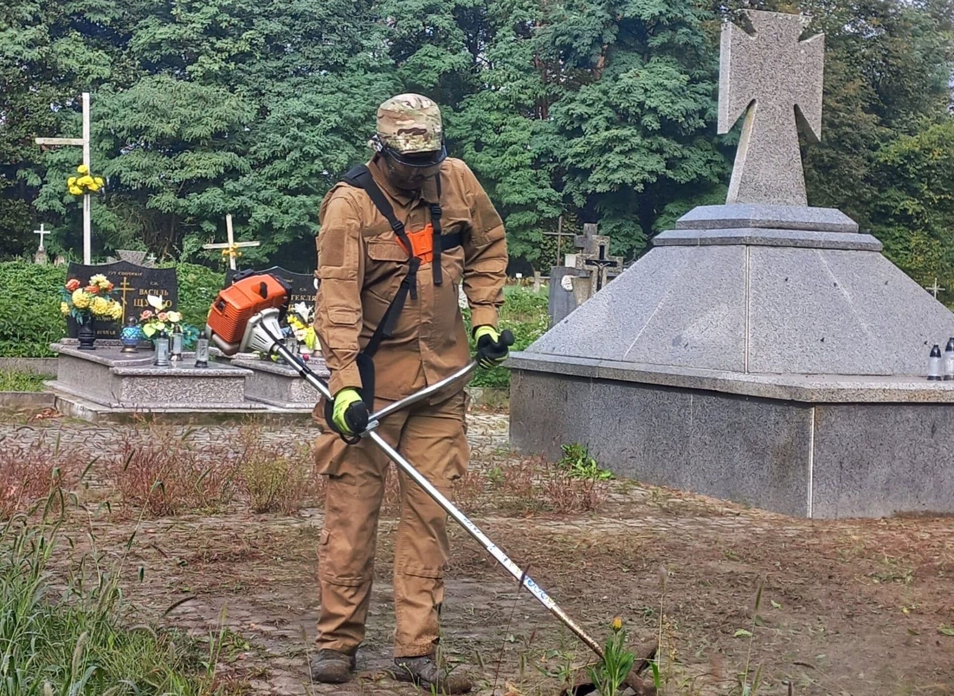 Фахівці львівського центру "Доля" розчистили від чагарників та сміття давні поховання українців Надсяння у селі Заліська Воля / фото Львівської облради.