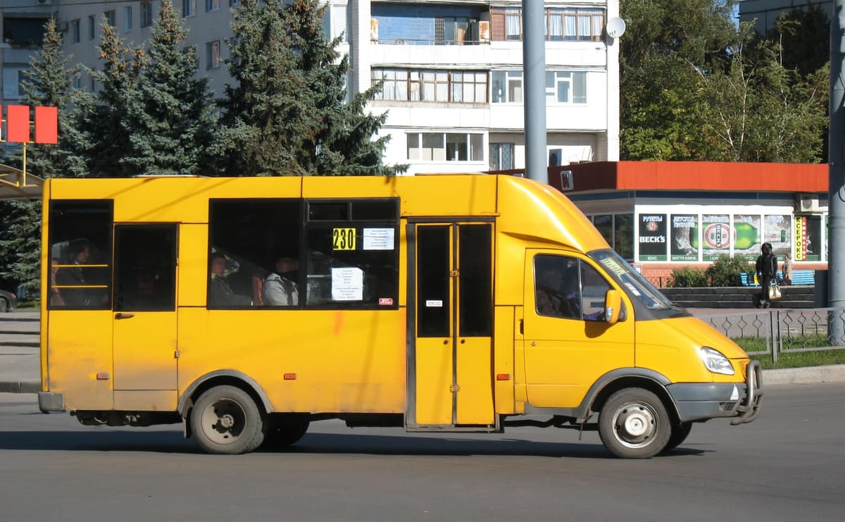 Вода лилася на пасажирів з дірявого даху: у Києві патрульні покарали водія несправної маршрутки