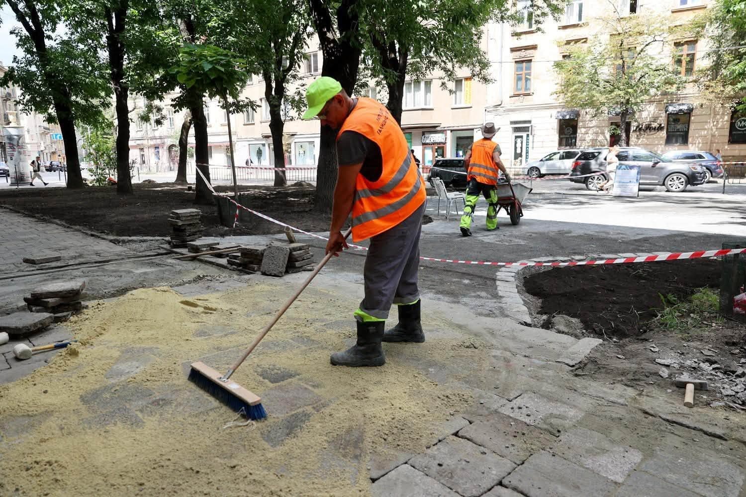 У Львові оновлюють сквер ім. Леоніда Штейна на вул. Князя Романа / фото: Андрій Москаленко