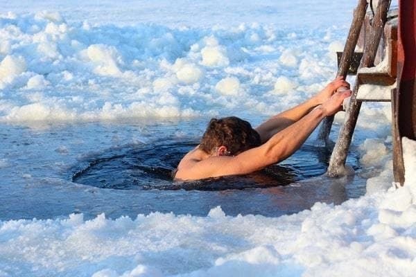 Львів'ян закликають дотримуватись правил безпеки під час купання на Водохреща