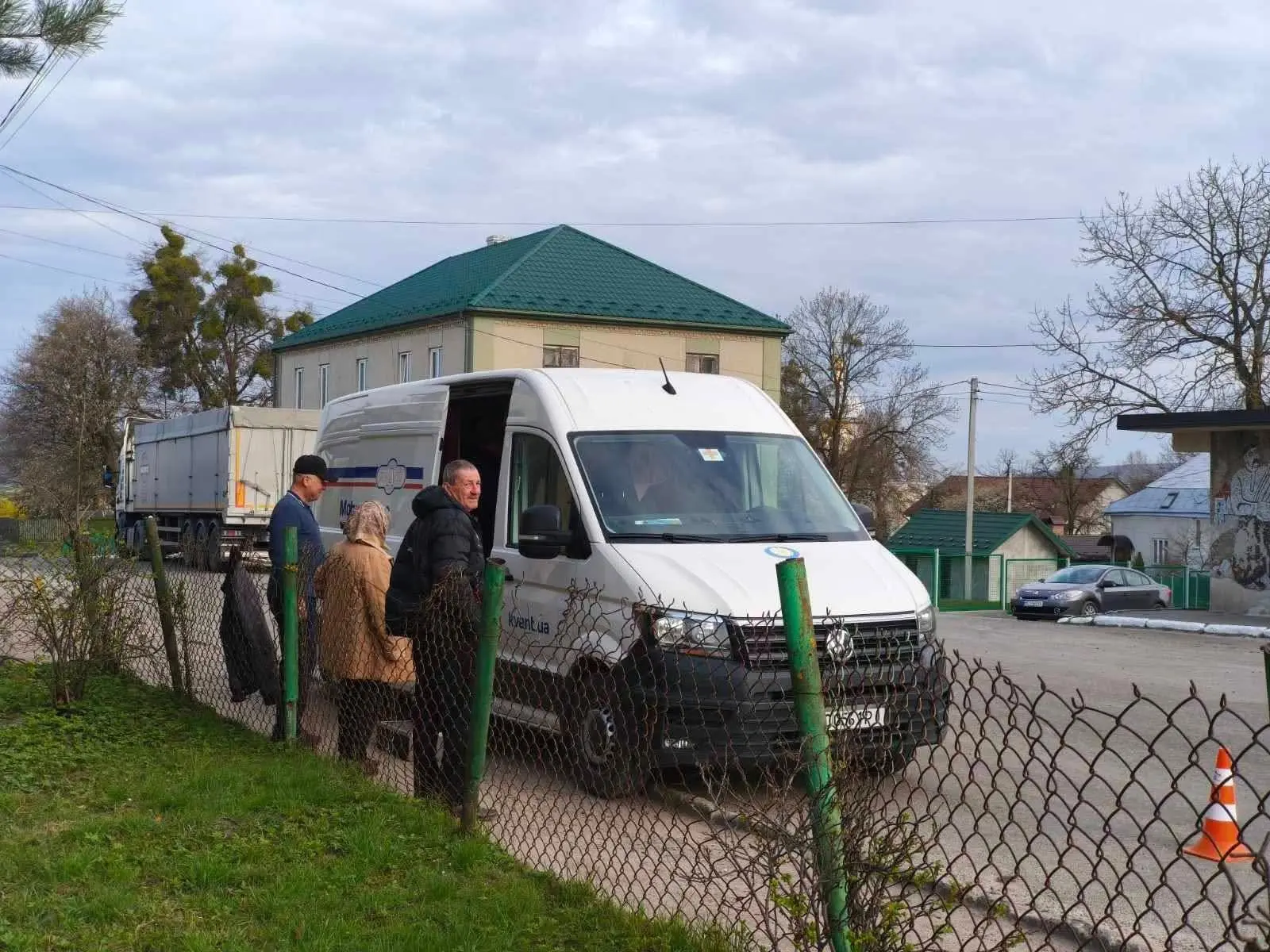 Виїзний формат дозволяє охопити жителів громад, яким складно дістатися до медичних закладів, і водночас зменшує навантаження на стаціонарні установи.