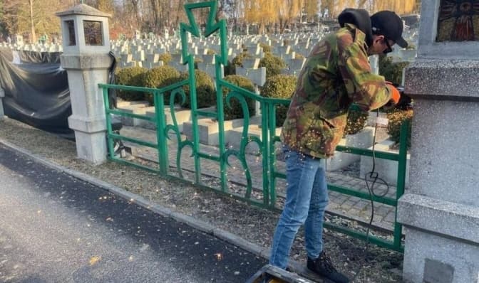 На одному із цвинтарів Львова реставрують огорожу меморіалу Січових Стрільців