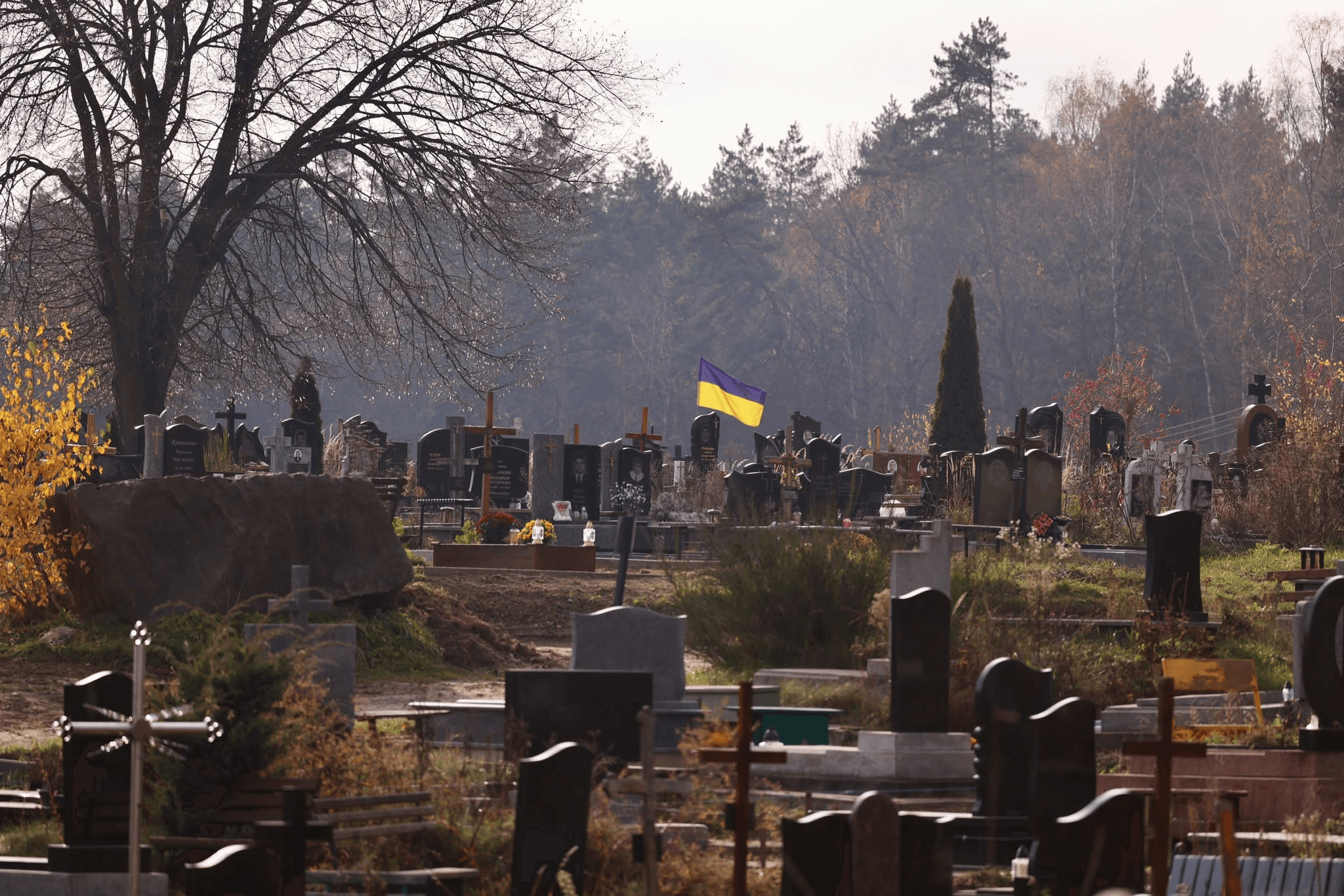 Голосківським цвинтарем у Львові курсуватиме безкоштовний автобус, щоб довозити до місць поховань / Фото зі сторінки Євгена Бойка