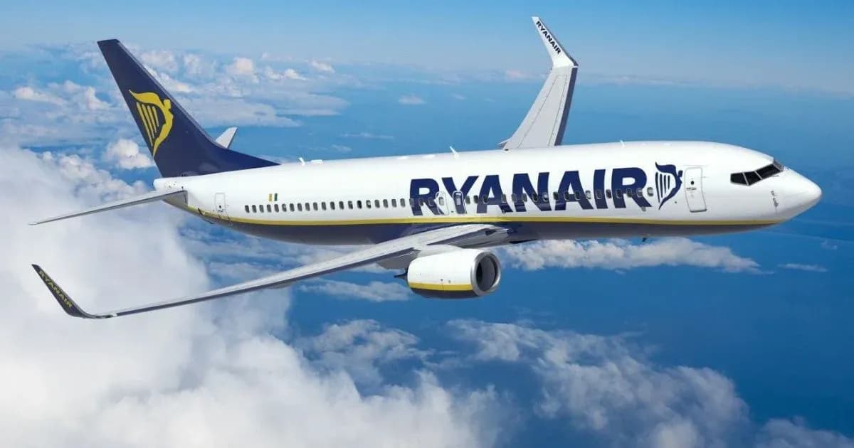 Podczas lotu pasażer omal nie wyleciał przez okno: samolot Ryanair awaryjnie lądował