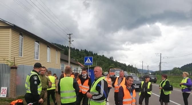 Під час протесту мешканці у селі Стрілки не пропустили авто голови Львівської ОДА