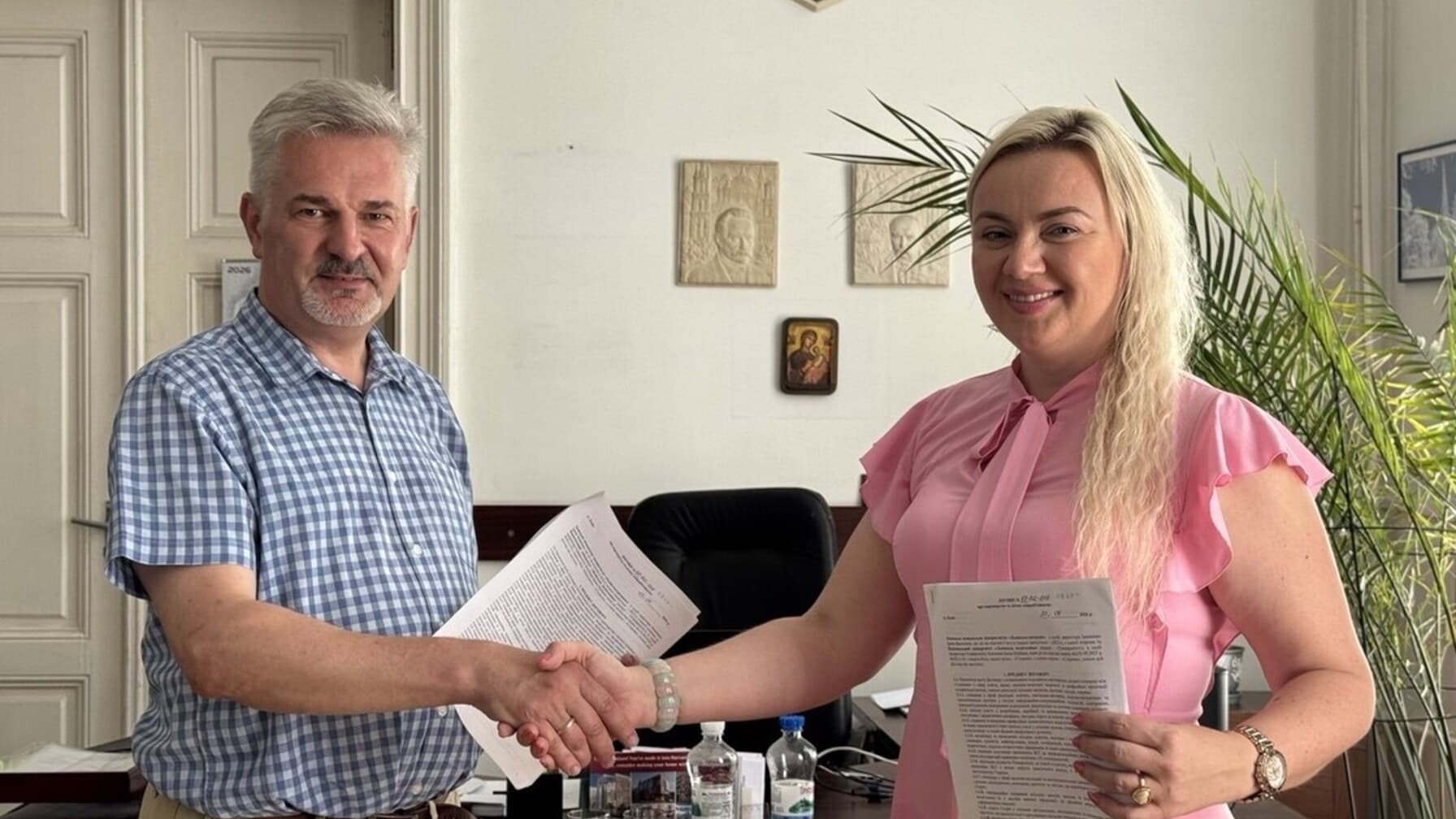 Момент рукостискання після підписання договору між директоркою ЛКП "Львівелектротранс" Іриною Іванишин та завідувачем кафедри програмно-апаратних систем інфокомунікацій НУ "Львівська політехніка" Іваном Горбатим / фото ЛМР