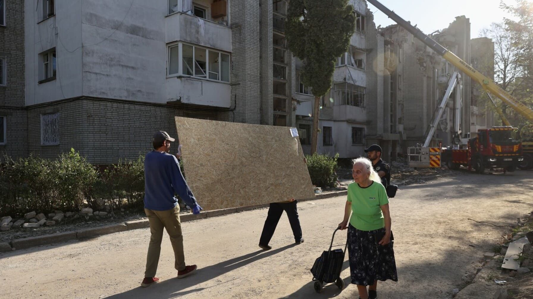 У будинках на вул. Патона і Виговського, які постраждали внаслідок російської атаки / фото: ЛОВА