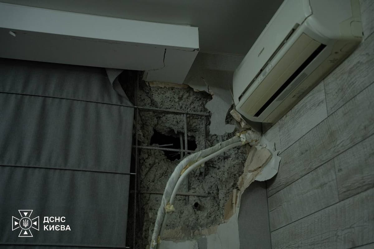 У Києві уламки дрона влучили в 16-поверхівку: є постраждала