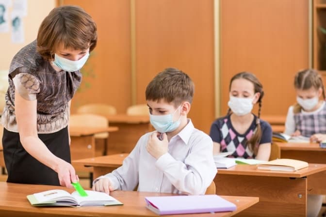 У МОЗ не бачать підстав для того, щоб не допускати в школу невакцинованих вчителів