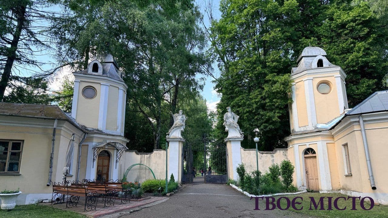Розкішна брама веде до палацу