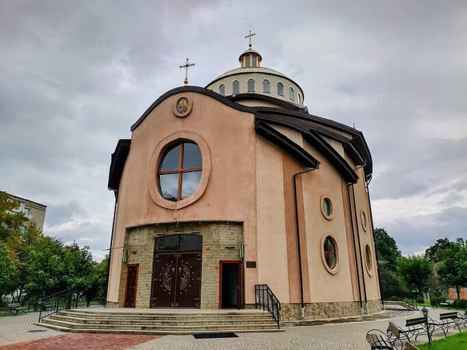 Храм Успіння Пресвятої Богородиці УГКЦ (вул. Максимовича, 2Б) / фото: Вікіпедія