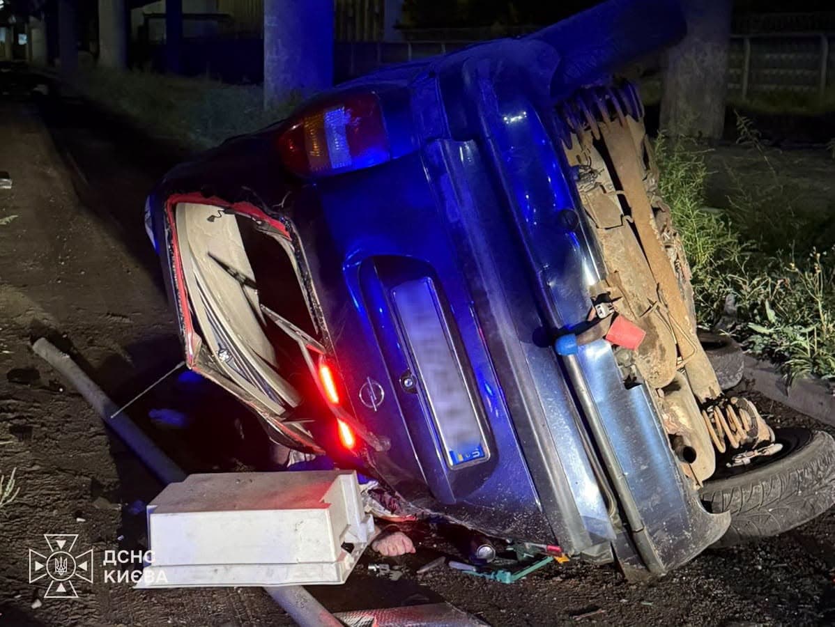 В Києві легковик упав з мосту: водій загинув