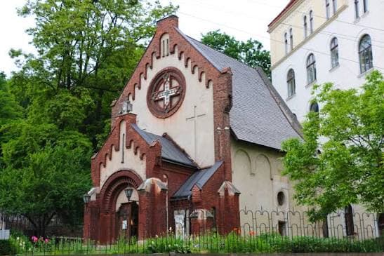 Храм Святого Івана Хрестителя УГКЦ (вул. Ужгородська, 1) / фото: Вікіпедія