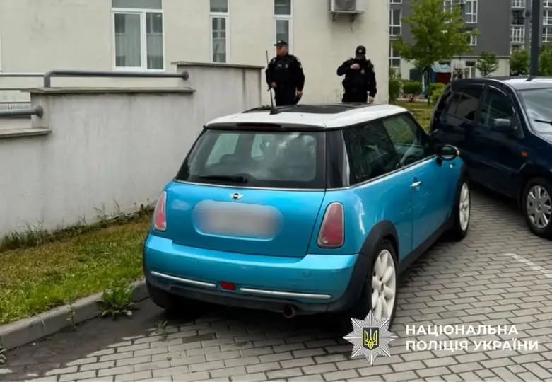 У Львові у машині виявили чоловіка з вогнепальним пораненням / фото: поліція