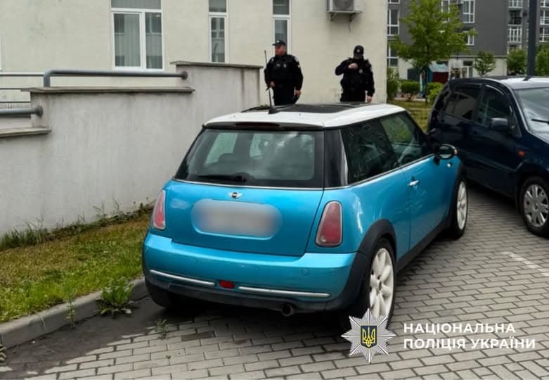 У Львові у машині виявили чоловіка з вогнепальним пораненням / фото: поліція
