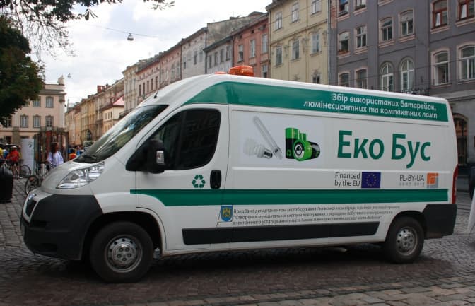 Куди здати використані лампи та батарейки у лютому. Графік стоянок екобуса у Львові