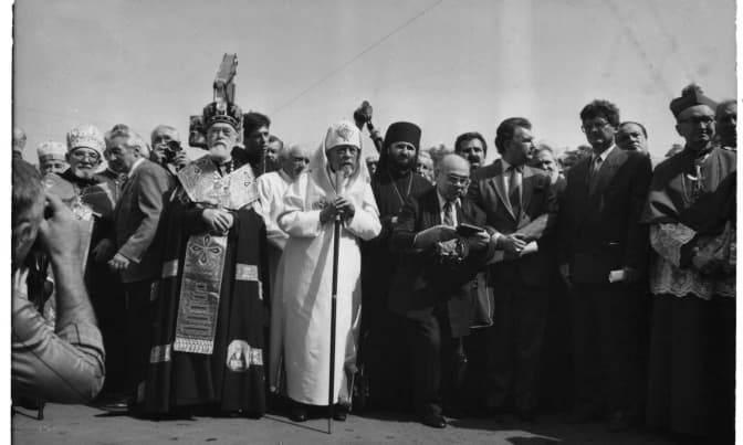 Львів’ян запрошують на виставку-фотохроніку про життя різних конфесій у незалежній Україні