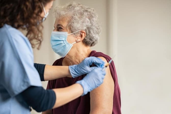 В одному із районів Львівщини почали виїзну вакцинацію літніх людей