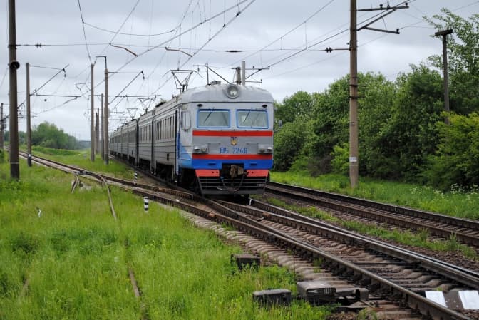 У Броварах двох дівчат, які залізли на поїзд, уразило струмом