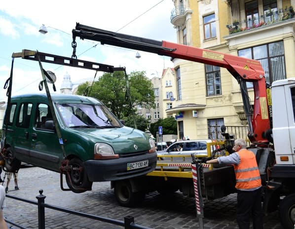 У Львові побільшає вулиць, де працюють евакуатори