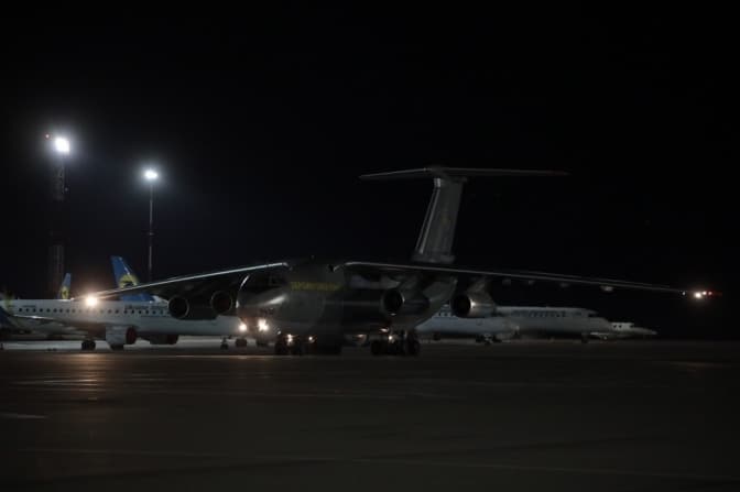В Україну з Китаю привезли 400 тисяч респіраторів для лікарів