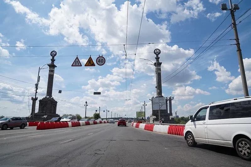 На мосту Патона в 2020 році обмежили рух крайніми смугами / Фото: Віледж