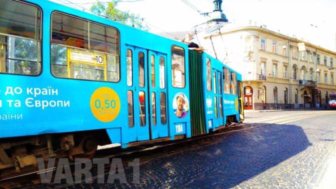 У центрі Львова трамвай зійшов із рейок: утворюється затор. Фото