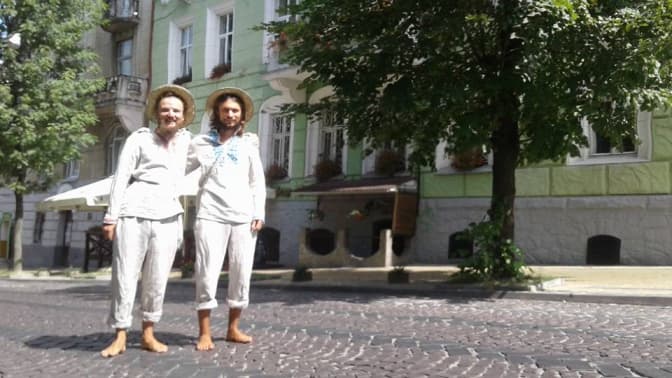 Фото дня: до Львова завітали мандрівники, які босоніж ідуть до Харкова