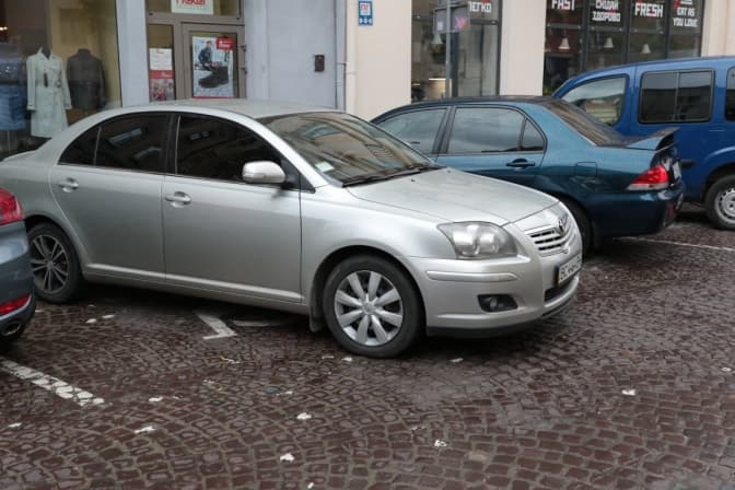 Водій Садового припаркувався на місці для людей з інвалідністю. Фото