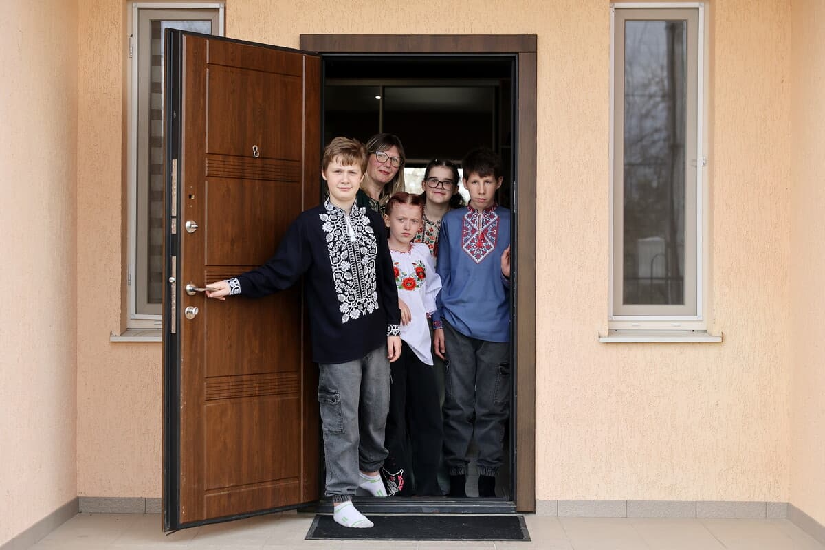 У новому будинку проживають діти різного віку: від 4 до 16 років.