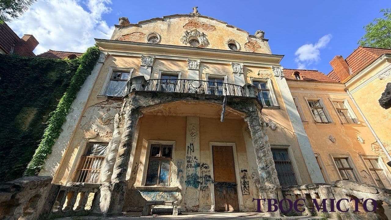 Провалини, вибиті вікна та шматки штукатурки, що звисають із фасаду - Палац архієпископів став небезпечним для відвідувачів
