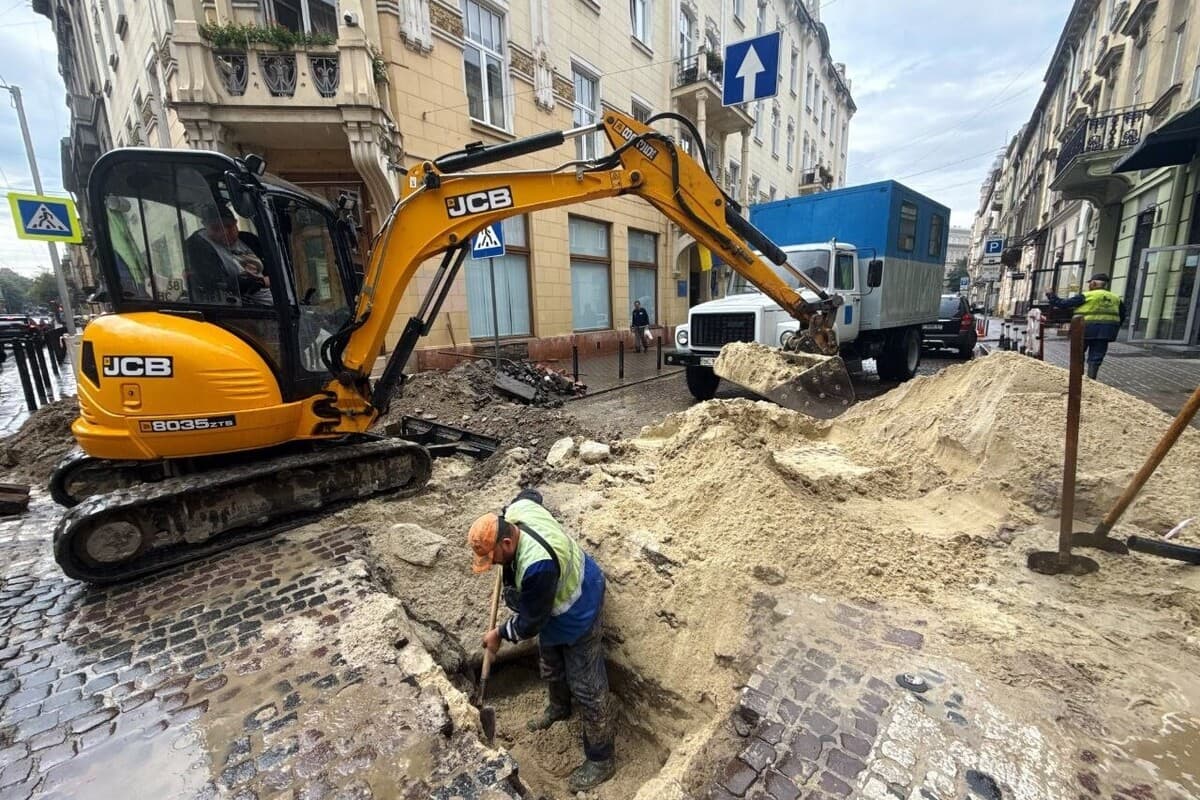 Аварійно-відновлювальні роботи на вул. Дорошенка вже завершили, проте благоустрій території виконають наступного тижня / фото ЛМР