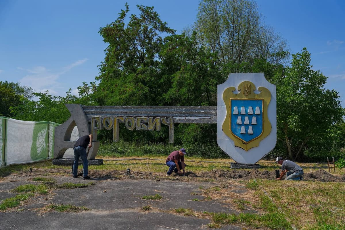 З прожекторами та новим мощенням: як оновлять стелу при в’їзді до одного з міст Львівщини