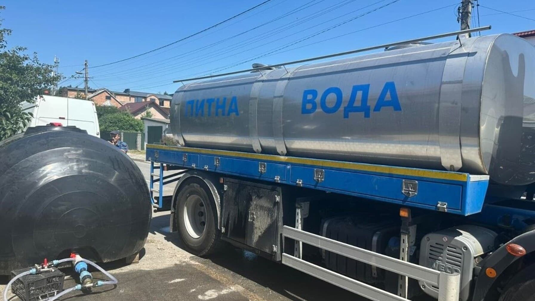 Автоцистерна з питною водою / фото: ЛМР