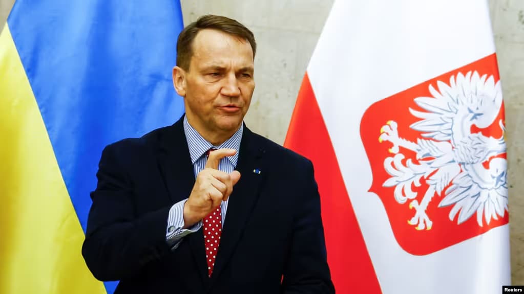 Віцепрем'єр-міністр, міністр закордонних справ Польщі Радослав Сікорський повідомив, що Варшава готує найбільший пакет військової допомоги Україні / фото Reuters