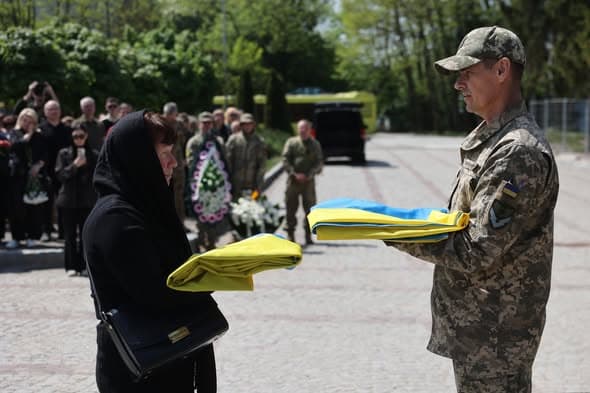 Удвічі більше на вшанування пам'яті: Київ збільшив компенсацію за встановлення надгробків для полеглих воїнів