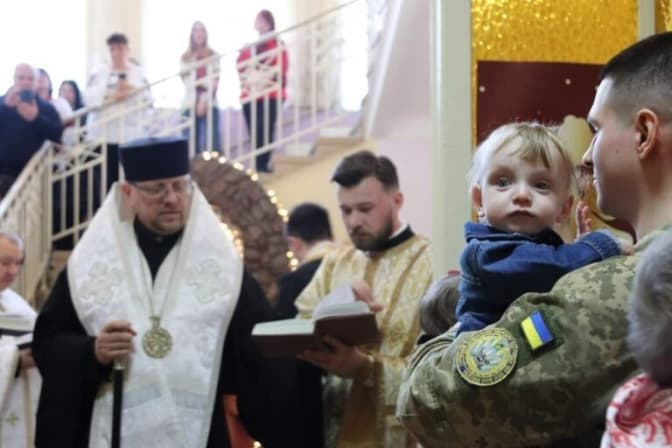 Стали хрещеними батьками для 16 сиріт. У Львові військові охрестили дітей з Луганщини