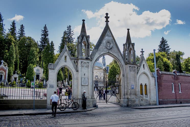 Вхідна брама на Личаківське кладовище / Фото з відкритих джерел