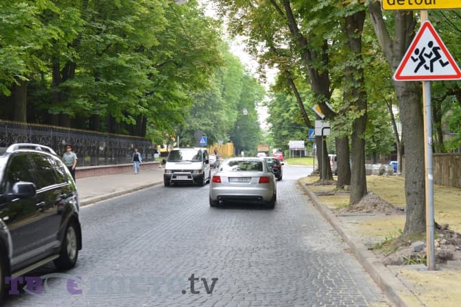 Місто, недружнє до водіїв. Чому у Львові їздять не за правилами, а як вийде