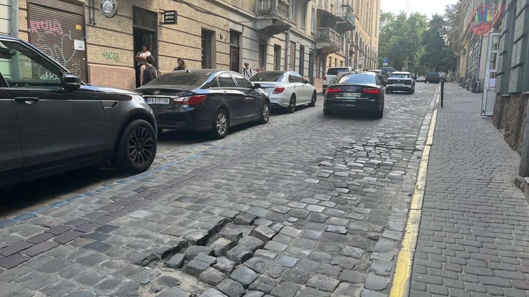 На вулиці Гавришкевича у Львові перемостить бруківку / фото ЛМР