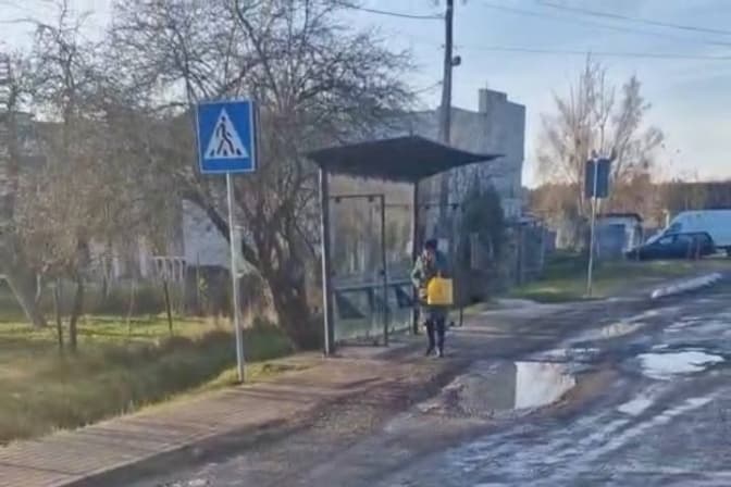 У Брюховичах відремонтують дорогу біля зупинки транспорту, яка в критичному стані