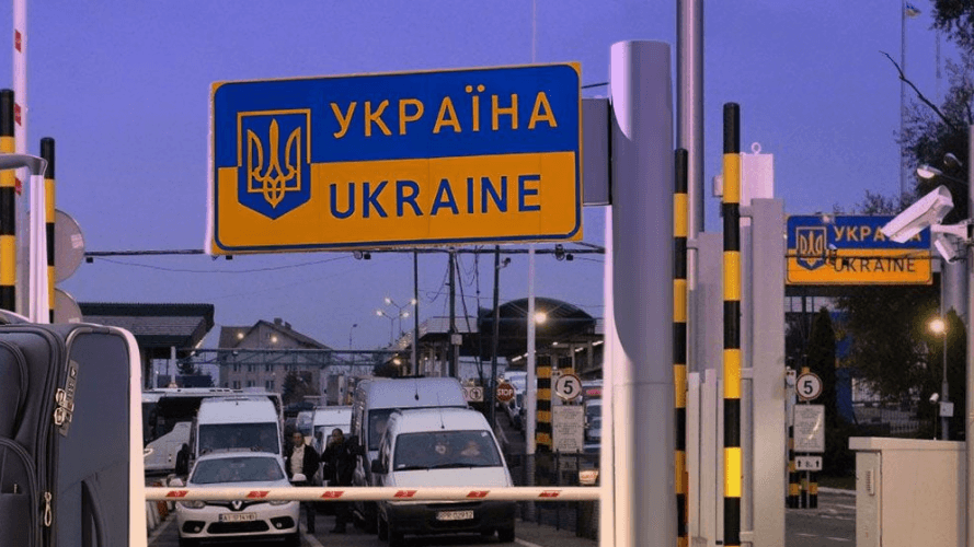 Усі жінки в Україні тепер можуть вільно виїжджати за кордон